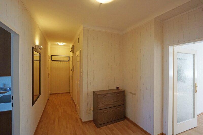 Vorzimmergang: hinten links WC, rechts, Abstellraum und Wohn