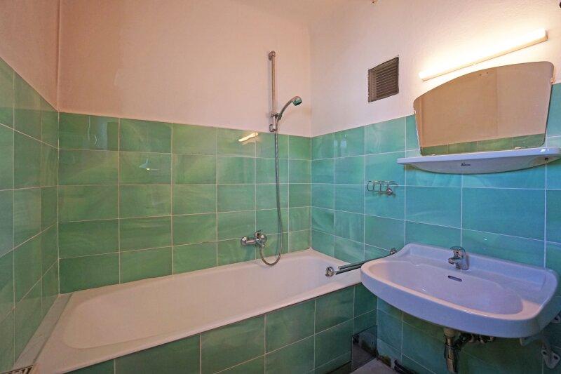 Badezimmer mit Wanne und kleinem Fenster