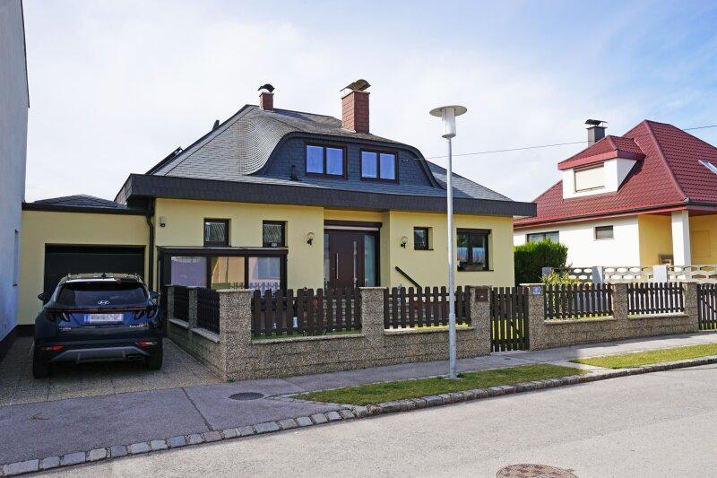 Straenansicht mit Vorplatz und Garage