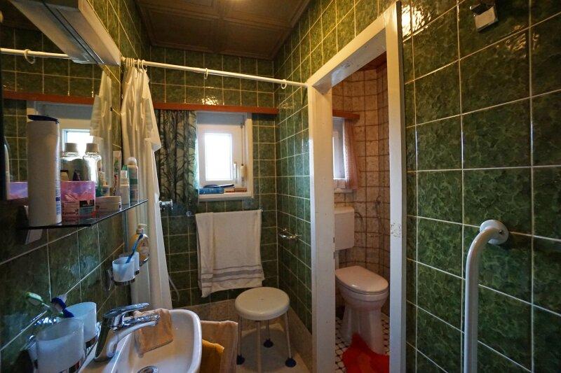 Badezimmer mit angeschlossenem WC