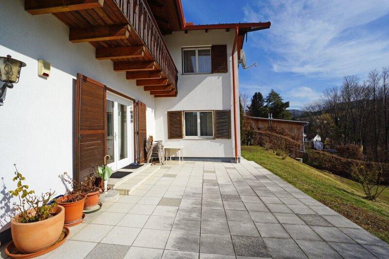 Sdterrasse mit Eingang