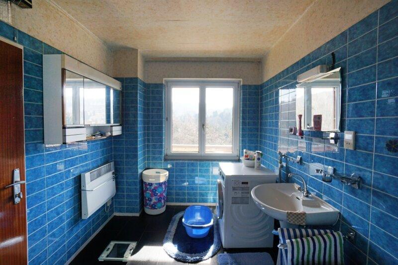 Badezimmer mit Waschmaschinenanschluss