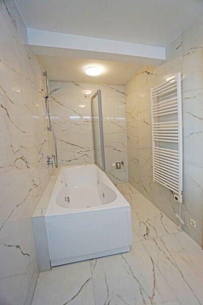 GG_Bad mit Whirlpool-Badewanne