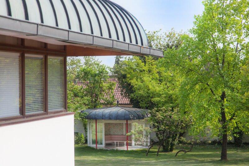 50er Jahre Pavillon im grozgigen Garten