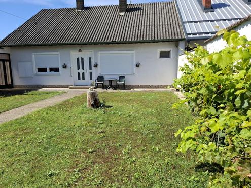 GUT ERHALTENES  EINFAMILIENHAUS - GARTEN uneinsehbar, Nebengebäude vorhanden