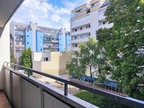 BLICK INS GRÜNE - 2 Zimmer mit Loggia direkt bei der U6