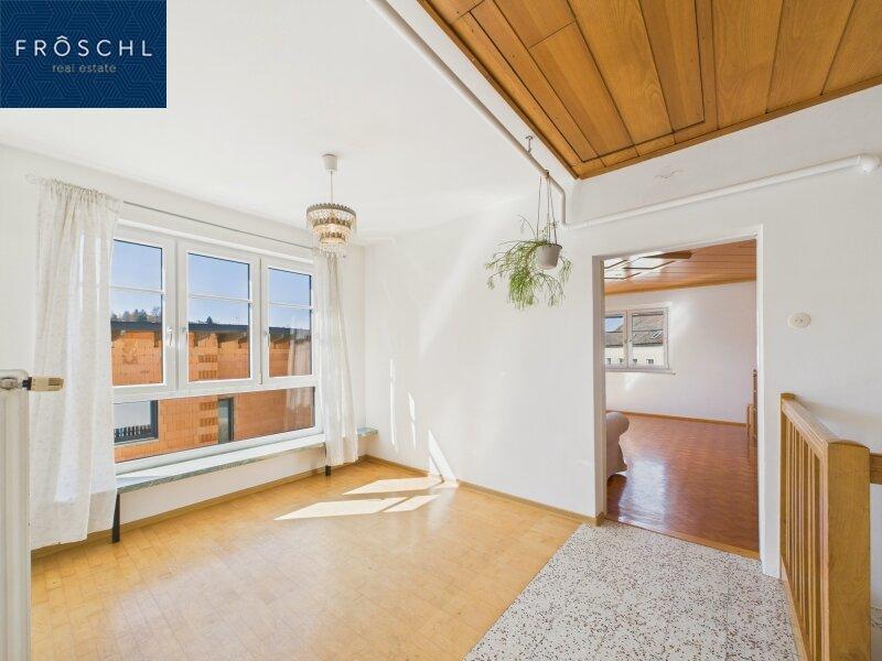 Diele OG mit Blick ins Wohnzimmer