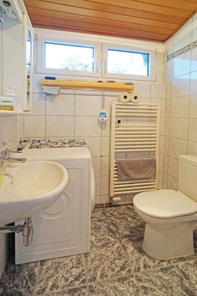 Bad mit Dusche und WC
