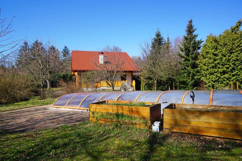 naturbelassener Garten mit Pool