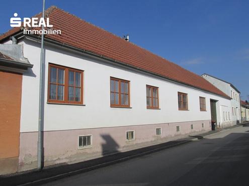 Vielseitig nutzbarer Vierseithof mit Maschinenschuppen, Stallungen, Keller und Garten