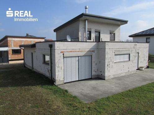 Modernes Einfamilienhaus mit Garage, Garten und großzügigem Nebengebäude