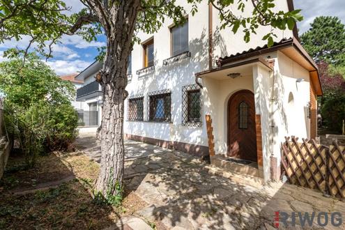 INVESTMENT | CA. 3,6% KP-RENDITE | Befristet vermietetes Haus | ca. 404 m² Nutzfläche | Inkl. Architektenstudien | Ost/West | Großer Garten & Garage