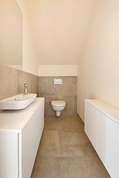separates WC