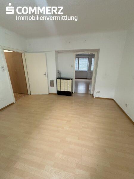 Wohnzimmer mit Blick ins Schlafzimmer