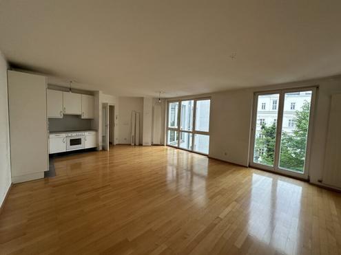 2 Zimmer Wohnung mit Gemeinschaftsdachterrasse direkt beim Karlsplatz!