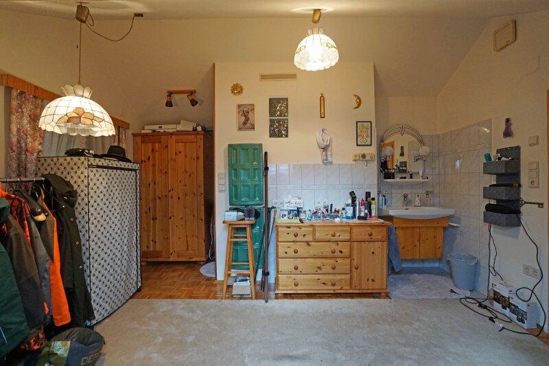Zimmer 1 im Dachgescho mit Waschbecken und Dusche