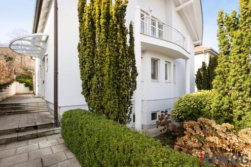 NEUBAU VILLA AUS 1997 II ROTER BERG II GARAGE II SAUNA II NEUE PV-ANLAGE II 6 ZIMMER II 4 BÄDER II 54m² WOHNZIMMER MIT KAMIN II 2 TERRASSEN II BALKON II GARTEN II GROSSER KELLER