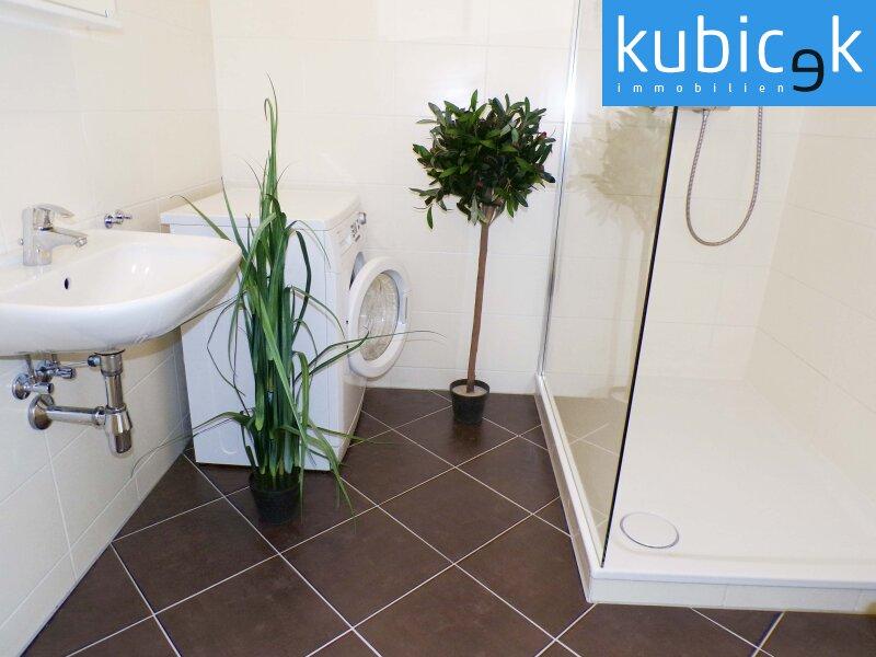 Badezimmer mit Dusche und Waschmaschinenanschluss