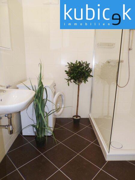 Badezimmer mit Dusche und Waschmaschinenanschluss