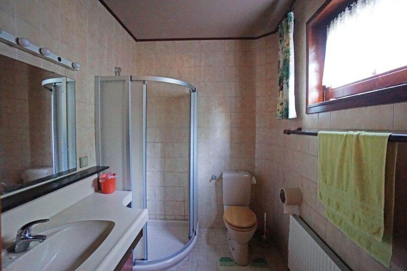 Bad mit Dusche und WC Erdgescho