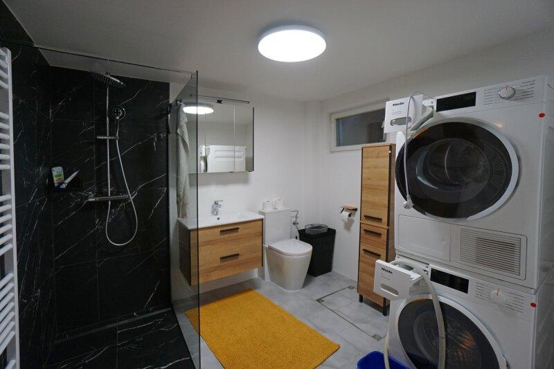 Bad mit bodengleicher Dusche und WC