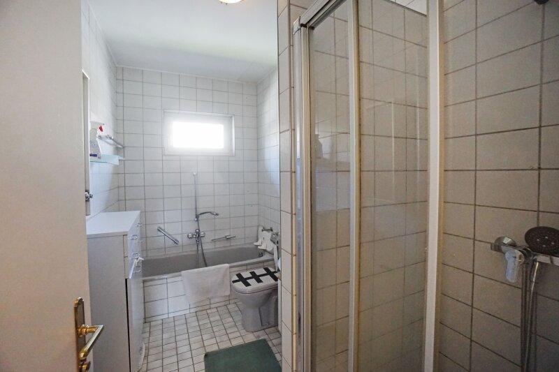 Bad mit Wanne, Dusche und WC