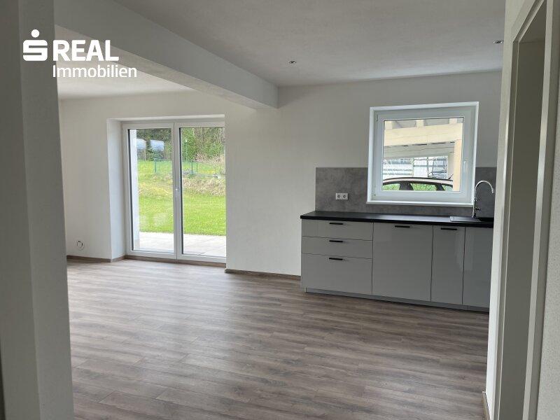 Wohnzimmer mit offener Küche