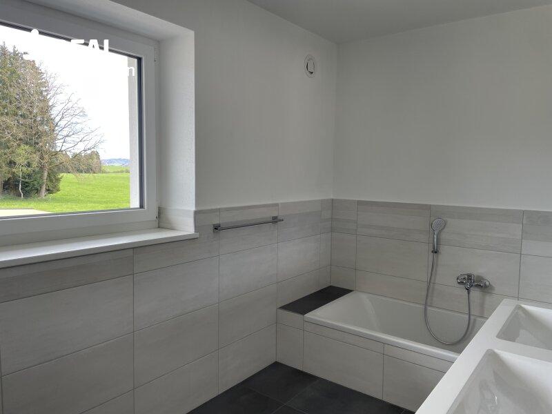Badezimmer mit Wanne und Dusche
