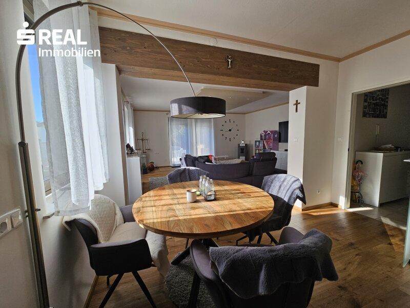 Wohnzimmer mit Essbereich