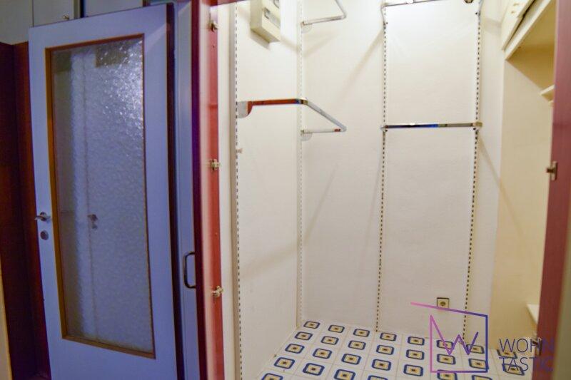 Vorraum 2 mit separater Garderobe - Blick Richtung Zimmer 4.