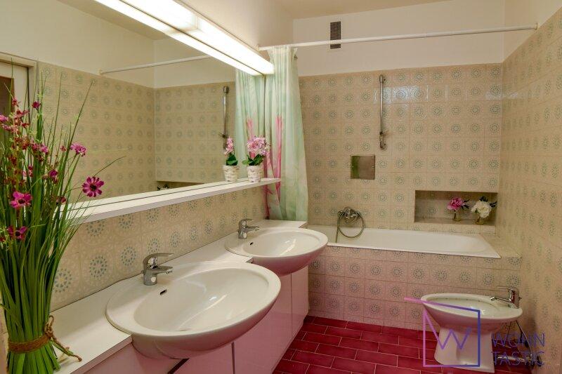 Bad mit Doppelwaschbecken und Wanne.