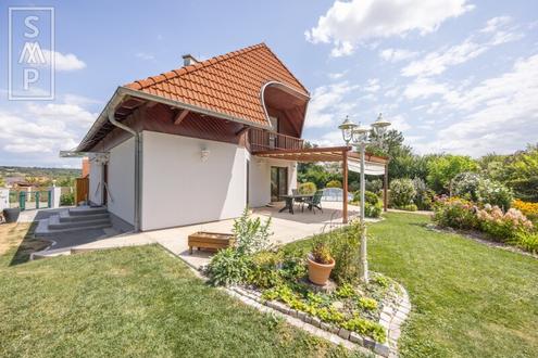 Wunderschönes großes Haus mit Prachtgarten und Pool in Ruhelage  - Provisionsfrei