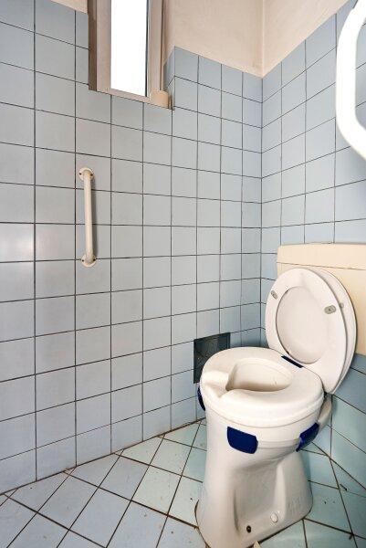 separates WC