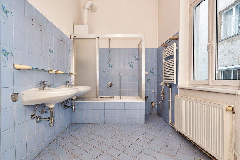 Badezimmer mit Fenster