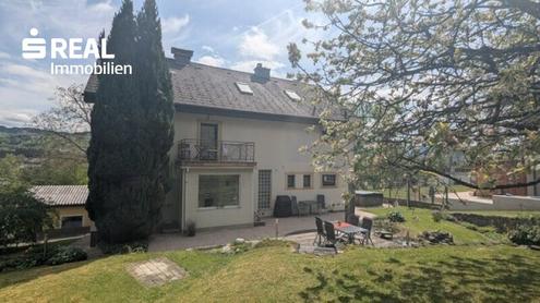 Geräumiges Zweifamilienhaus mit Garten und Terrasse