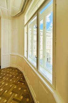 Erstbezug nach Sanierung - Stilaltbauwohnung mit kleinem Balkon