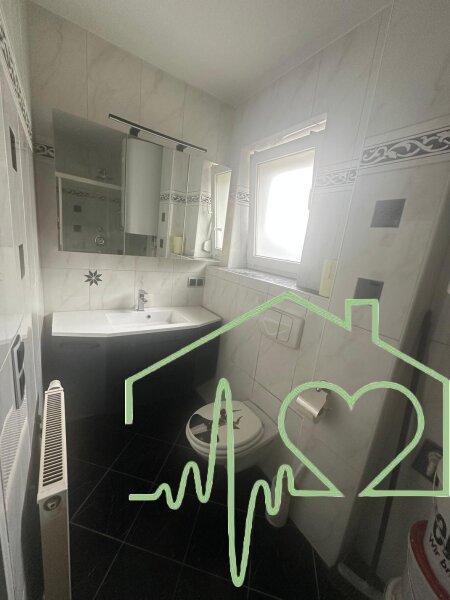 Bad mit Dusche und Toilette