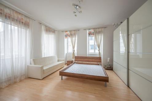 ++NEU++ Ruhige 2-Zimmer Altbauwohnung mit viel Potenzial.
