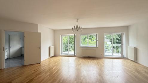 4-Zimmer-DG-Wohnung mit separater Küche und hofseitiger Balkon-Terrasse!
