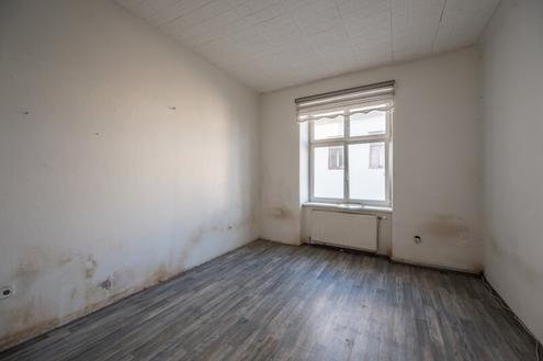 **Hannovermarkt** Renovation Opportunity: 3-Room Period Apartment with Airbnb Potential