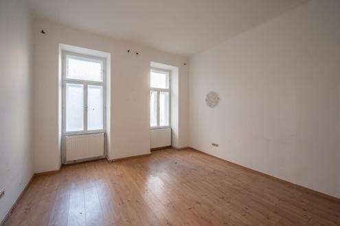 **Hannovermarkt** Renovation Opportunity: Charming 3-Room Period Apartment with Balcony and Airbnb Potential