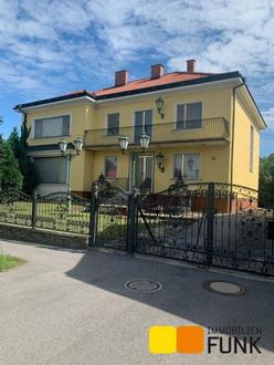 Großzügiges Zweifamilienwohnhaus