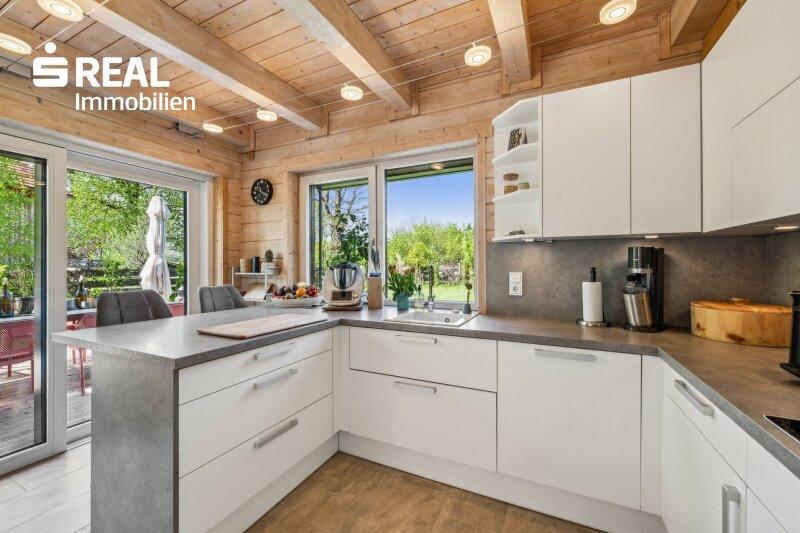 moderne Küche mit Ausgang zur Terrasse