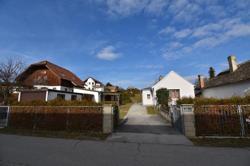 Raus aus der Stadt! Kleines Wochenendhaus plus Baugrund mit viel Potential!