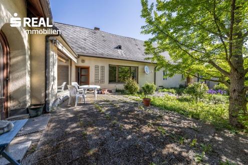 Platz trifft Potenzial - Wohnhaus mit Innenhof und Doppelgarage