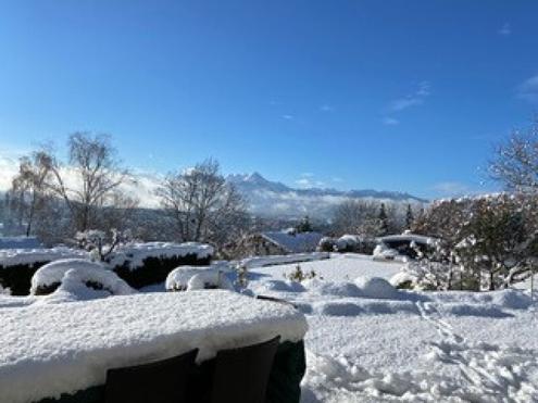 Prachtvolle Villa mit Pool und Garten mit Blick auf den Wörthersee und die mächtigen Karawanken
