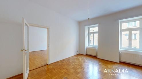 2-Zimmer-Wohnung mit großzügiger Loggia in saniertem Altbau