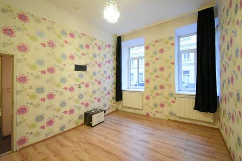 ++NEU++ Renovierungsbedürftige 4-Zimmer Altbauwohnung im Erdgeschoss!