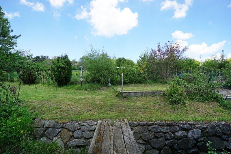 Brcke ber das Bachbett und Garten