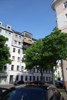 Sanierungsbedürftig:  Zimmer Küche Kabinett mit Duschbad in gepflegtem Altbau